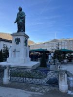 Mozart-Denkmal am gleichnamigen Platz, dort ist auch die Tourist-Info