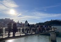 Über den M.-Feingold-Steg auf die andere Seite der Salzach