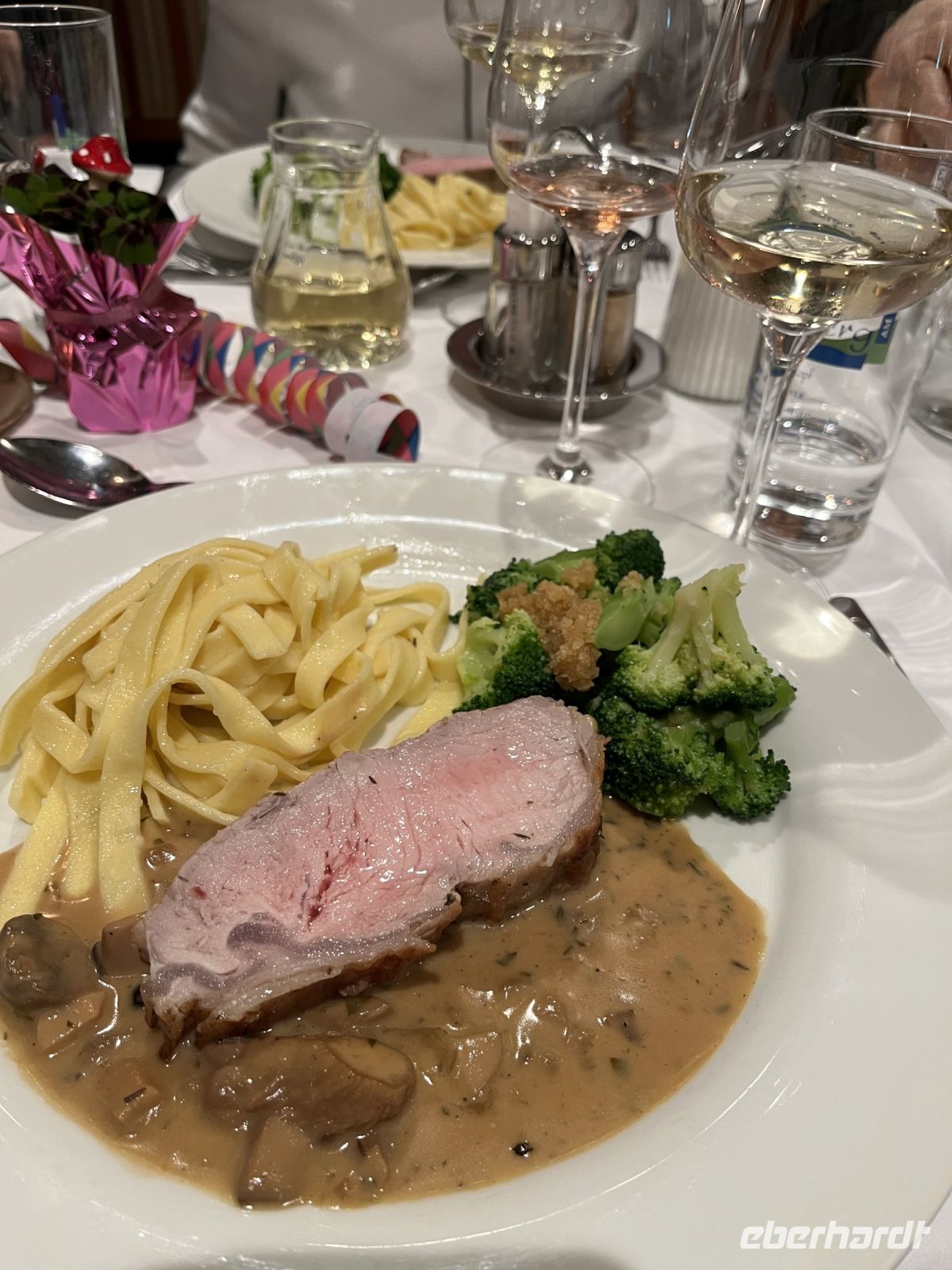 Eins der Hauptgerichte: Rosa Kalbsbraten