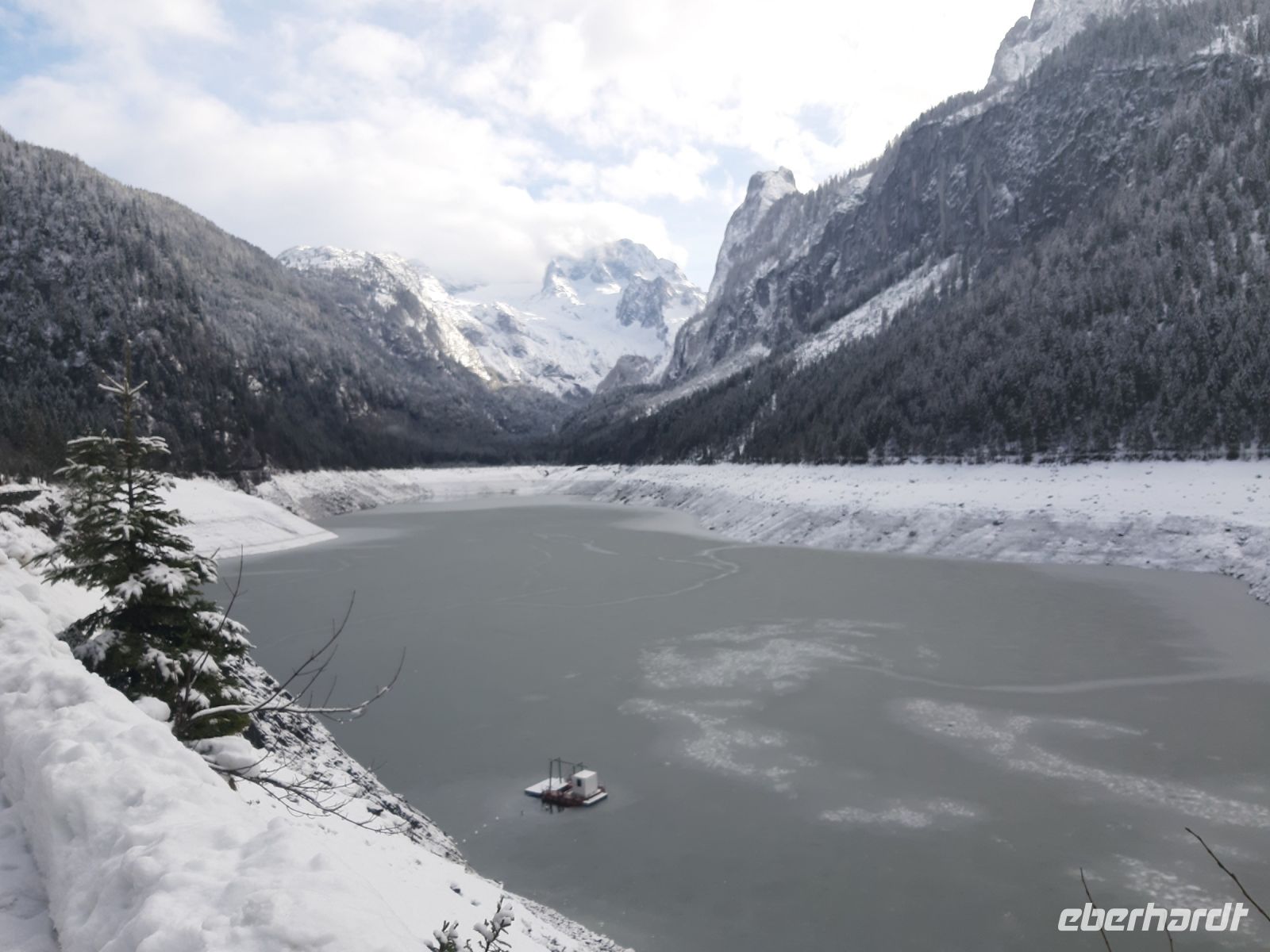 Hinten majestätisch mit Schnee bedeckt: Der Dachstein