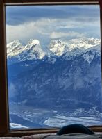 Flughafen Innsbruck unten und Mitte hinten Wettersteinmassiv mit Zugspitze