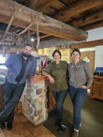 Mutter und Tochter Neuhäuser führen die Alm, links unser Wanderführer Kevin