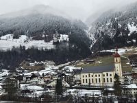 Blick auf Kirche Neustift