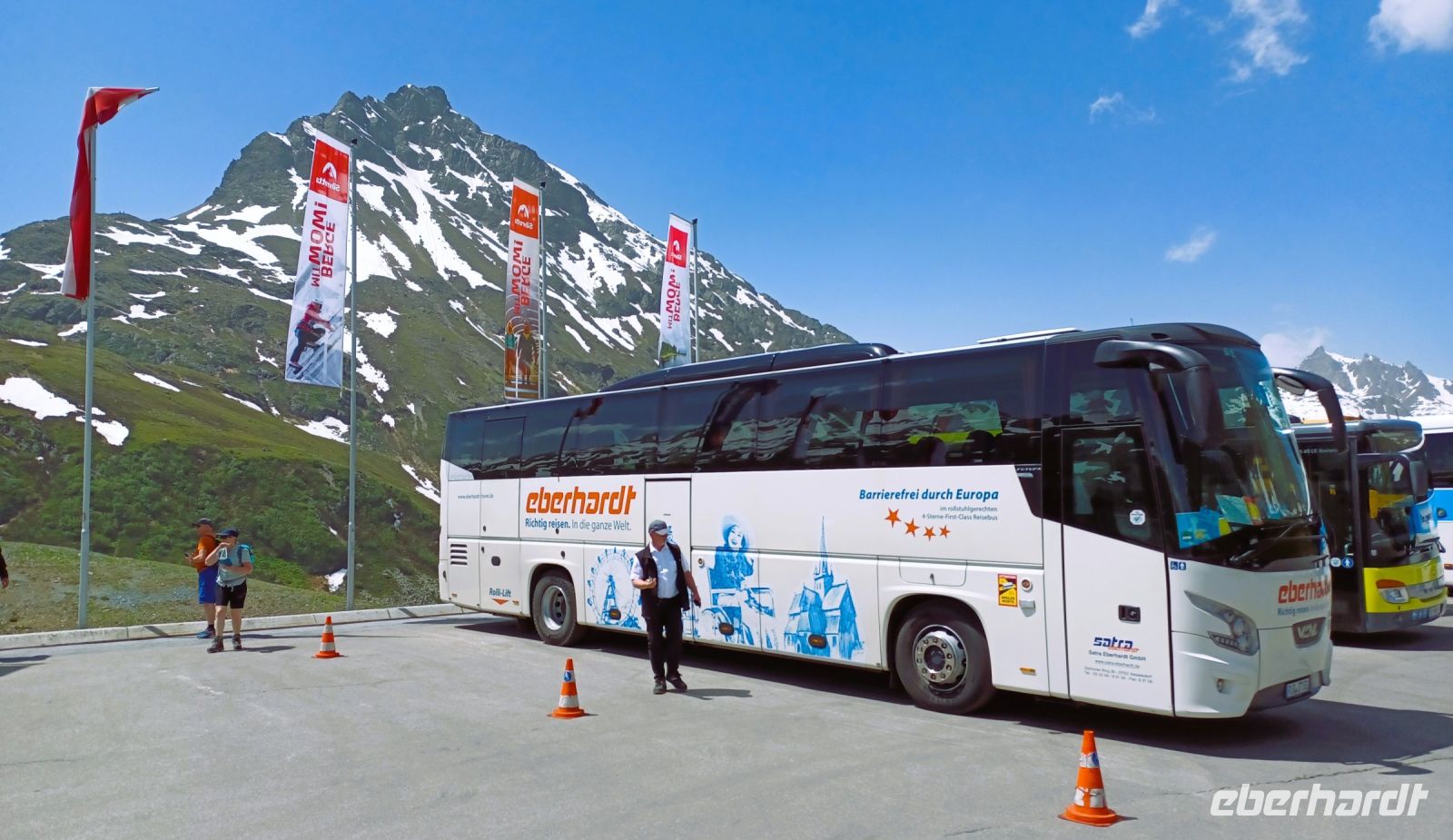 Unser Reisebus nebst Chauffeur Jens auf der Bielerhöhe