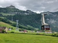 ...in die Talstation ein.