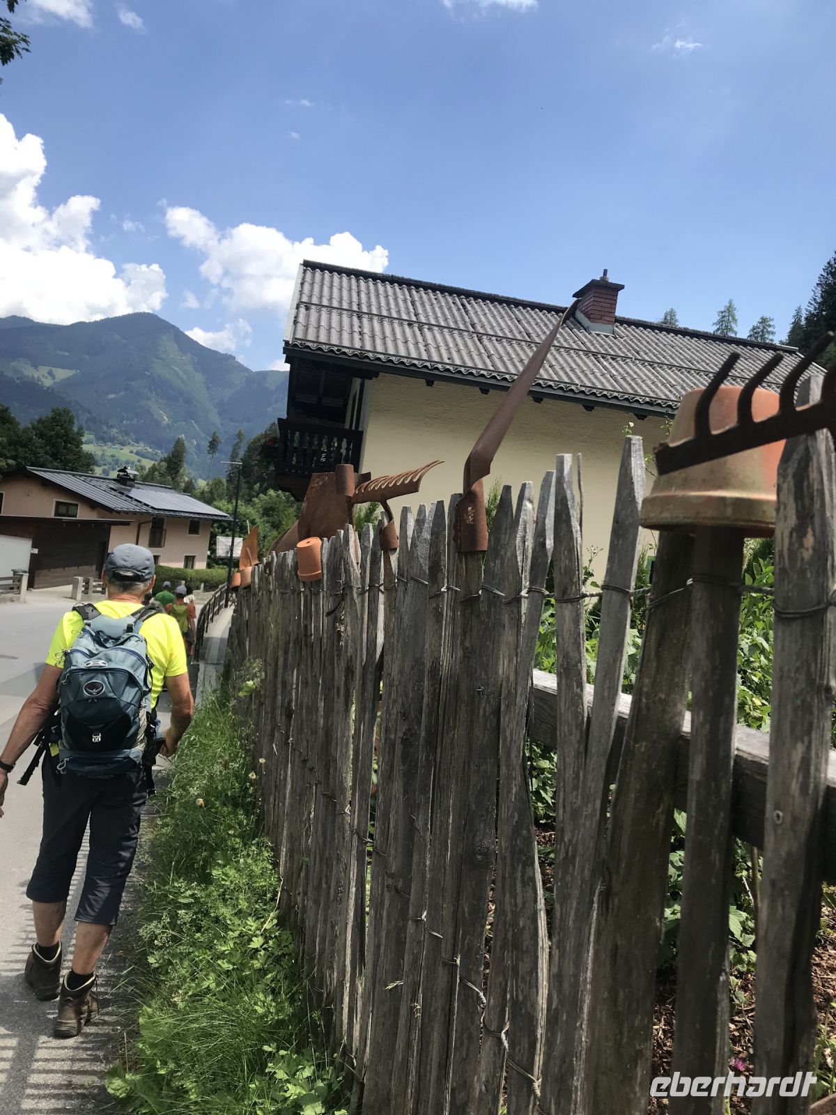 Rückweg zum Hotel - auch eine interessante  Zaundeko!