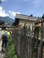 Rückweg zum Hotel - auch eine interessante  Zaundeko!