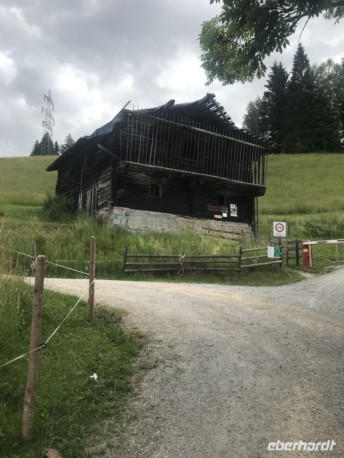 rechts an der alten Scheune entlang