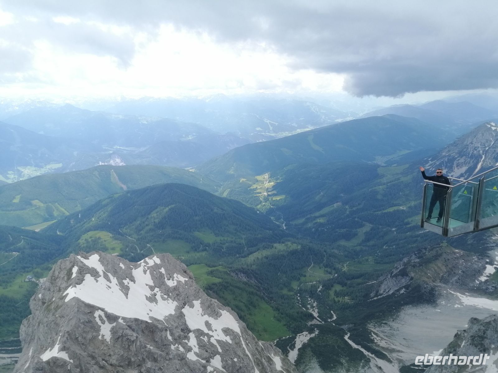 Treppe ins Nichts - 14 schmale Stufen hinab auf ein Glaspodest: 400 m über dem Wandfuß