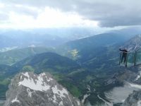 Treppe ins Nichts - 14 schmale Stufen hinab auf ein Glaspodest: 400 m über dem Wandfuß