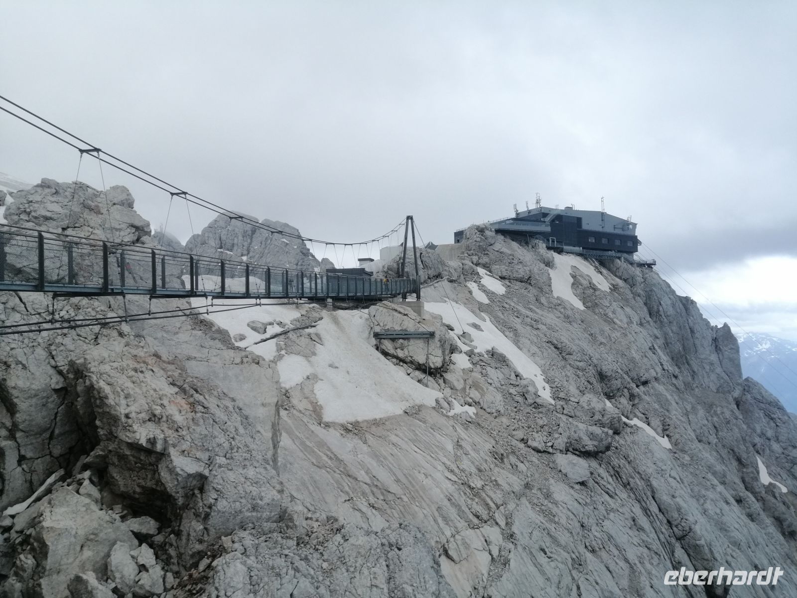 Hängebrücke, 400 m über dem Wandfuß mit atemberaubendem Bergpanorama