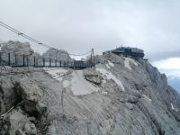 Hängebrücke, 400 m über dem Wandfuß mit atemberaubendem Bergpanorama
