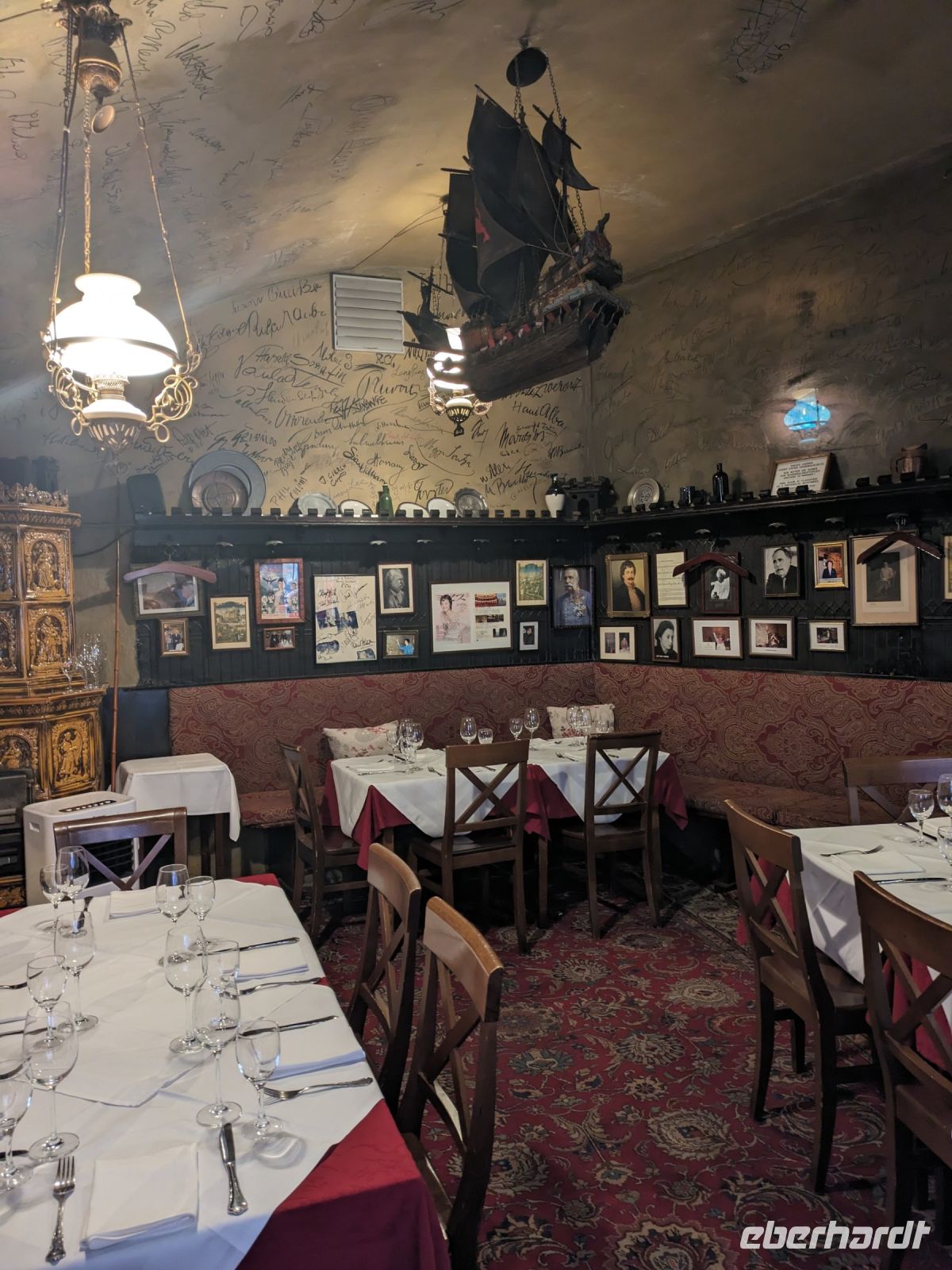 Blick in den lieben Augustin mit vielen Autogrammen berühmter Künstler