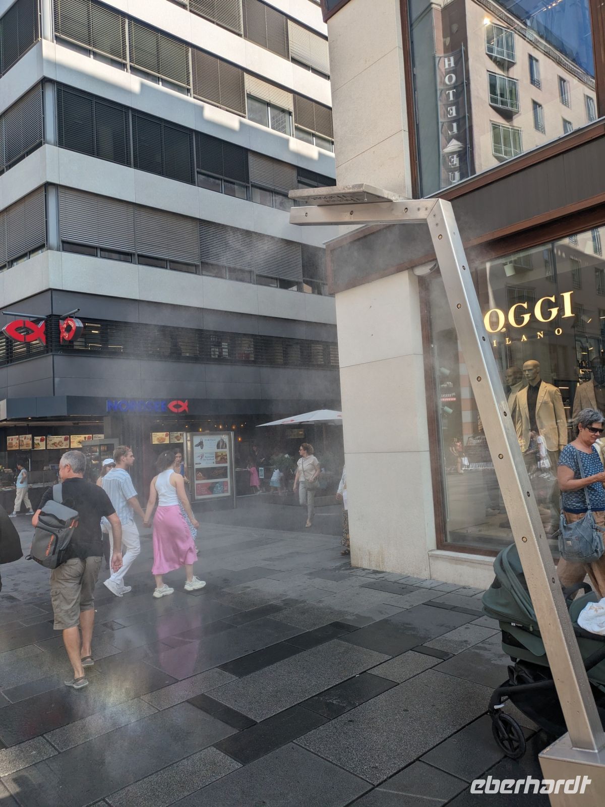 Nebelanlagen sorgten in der backofenheißen Innenstadt für Abkühlung