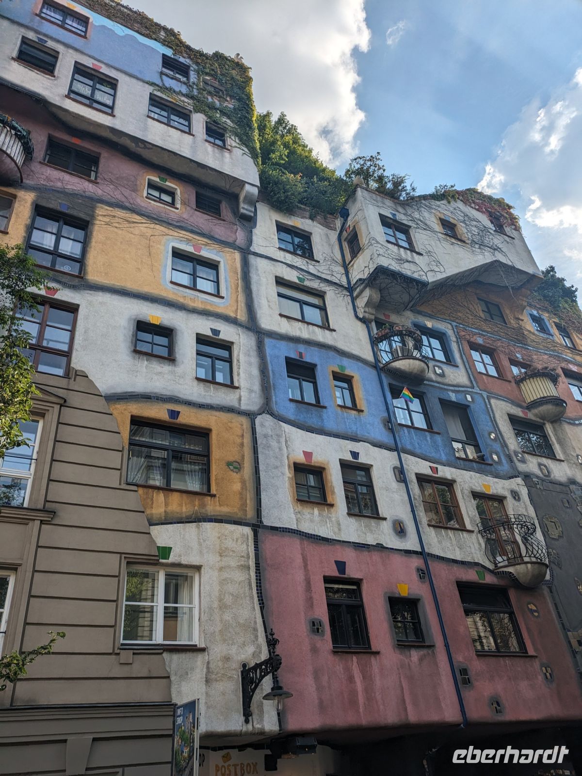 eines der typischen Hundertwasserhäuser