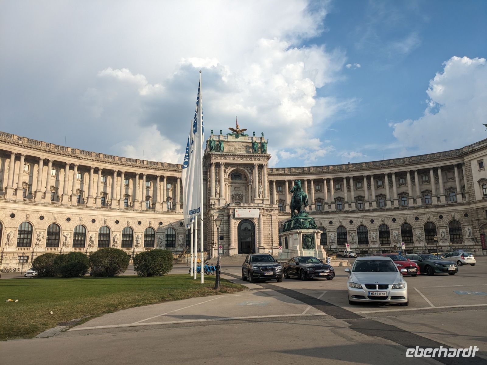 Teil der Hofburg, davor Denkmal von Prinz Eugen