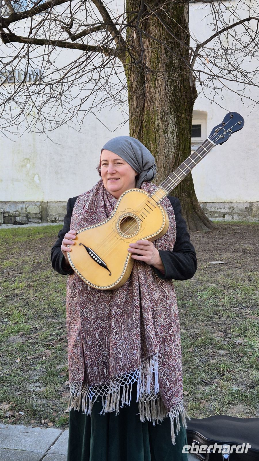 Unsere Stadtführerin mit der Stille Nacht Gitarre