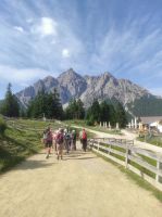 Wandergruppe vor imposanter Kulisse 