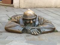 Wer guckt da aus dem Gully? Camil – der kleine Junge aus dem Kanaldecke, Bratislava