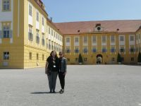 Schloßführung in zwei Gruppen mit zwei charmanten junden Damen, Schloß Hof