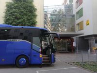 Ausladen der Reisegäste am Hotelaingang