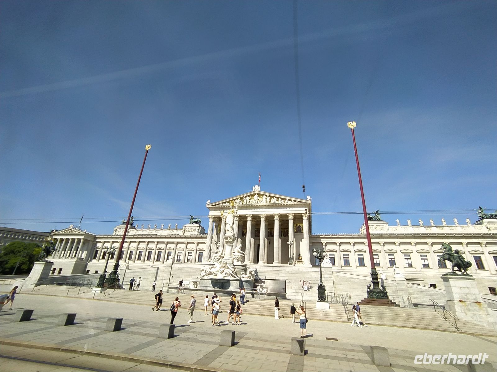 Stadtrundfahrt durch Wien, Parlamentsgebäude mit dem Pallas-Athene-Brunnen