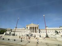 Stadtrundfahrt durch Wien, Parlamentsgebäude mit dem Pallas-Athene-Brunnen