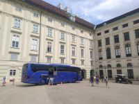 unser Reisebus auf dem Geländer der Wiener Hofburg