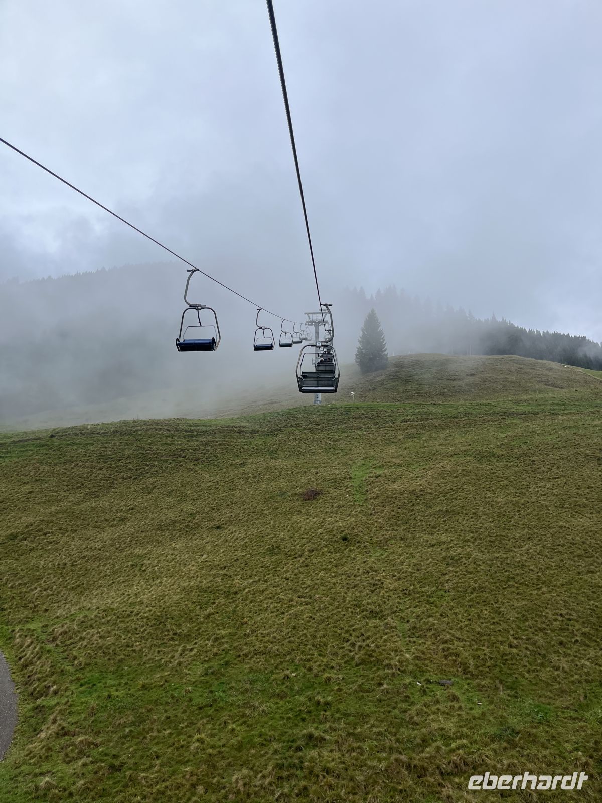 zweier Gondel- und wieder nebelig
