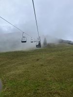zweier Gondel- und wieder nebelig