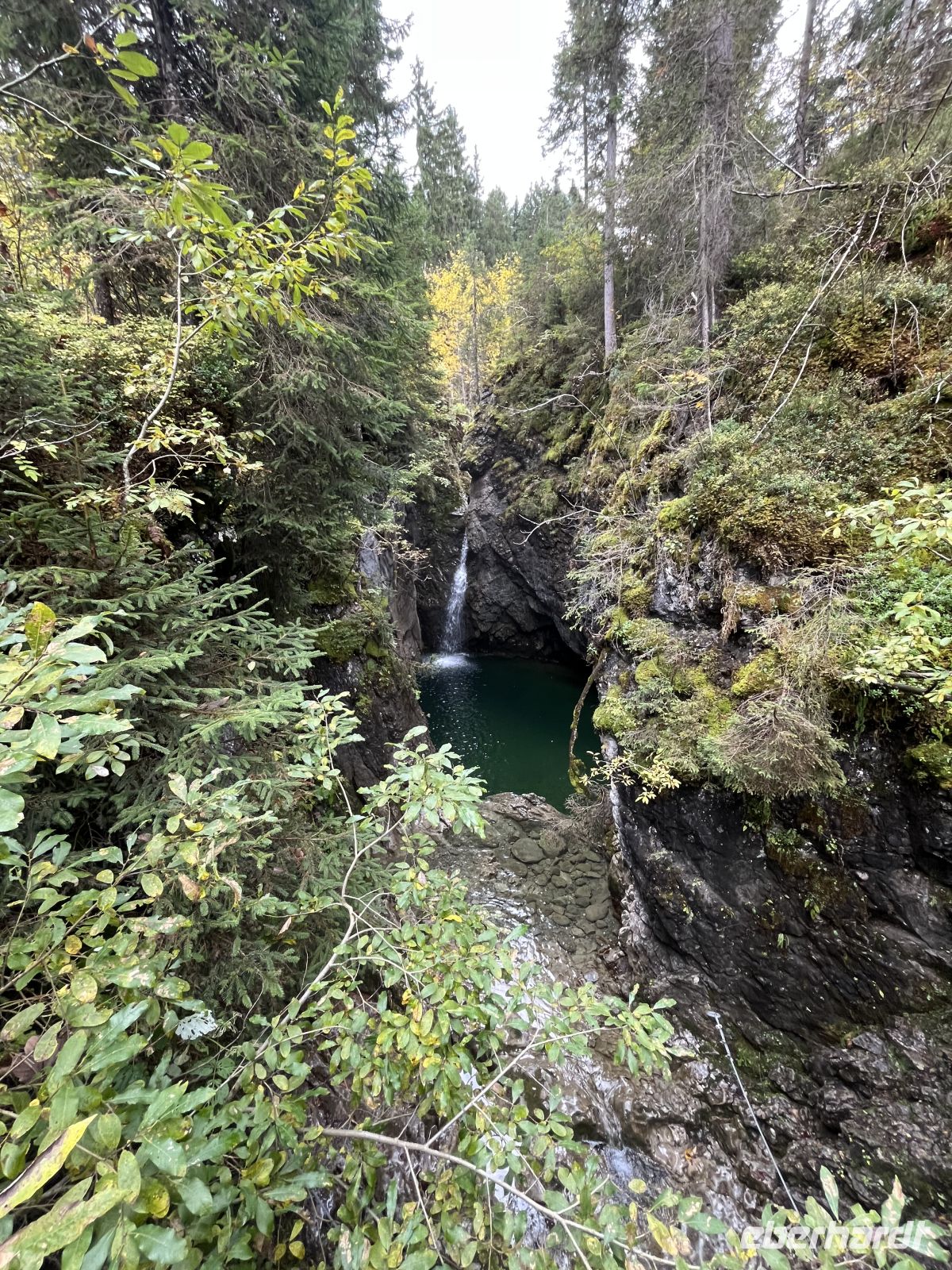 vorbei am Wasserfall
