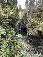 vorbei am Wasserfall