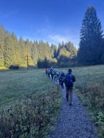 im Gänsemarsch den Zwengsteck entlang