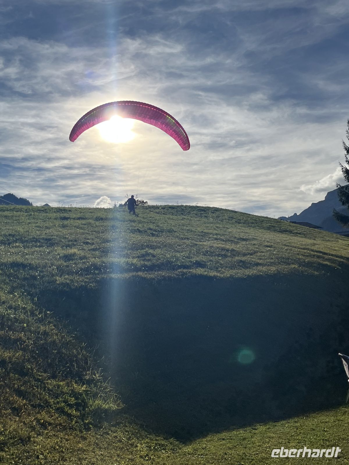 in der Abendsonne gleitet der Hotelbesitzer ein!