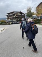 da zieht er los, mit Inge im Gepäck! 