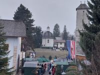 Weihn_Salzbg.: Oberndorf - Stille-Nacht-Kapelle - Kirchplatz