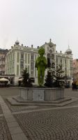25-Rathausplatz mit Kunstfigur des Finnen Simonsson