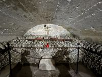 211-das Beinhaus in der Krypta