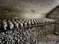 212-mit bemalten und verzierten Schädeln