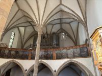 216-überall die Kunstwerke der Fachschule für Holzschnitzer und Marmorbearbeitung im Ort