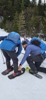 Kevin hilft beim Anlegen der Schneeschuhe &ndash; &copy; Ria Heilmann (Eberhardt TRAVEL)