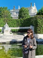 Katharina bei der Erzählung. Kaiserin-Elisabeth-Denkmal im Volksgarten, Wien &ndash; &copy; Andrey Kulikov (Eberhardt TRAVEL)