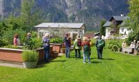Bad Goisern - im Garten von Rainer und Doris - wir bewundern Hochbeetkonstuktionen und ungewöhnliche Nutzpflanzena &ndash; &copy; Anke Nicke (Eberhardt TRAVEL)