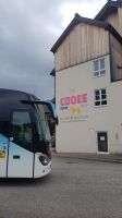 Dominic mit seinem Bus vor unserem Hotel in Gosau &ndash; &copy; Anke Nicke (Eberhardt TRAVEL)