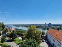Blick von Pressburger Burg auf die UFO-Brücke und die Donau, Bratislava &ndash; &copy; Andrey Kulikov (Eberhardt TRAVEL)