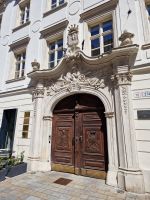 Stadtrundgang durch Bratislava mit Andrea: der Pálffyho Barockpalast in der Ventúrska ulica, mit charakteristischem Portal, verziert mit militärischen Trophaeen &ndash; &copy; Andrey Kulikov (Eberhardt TRAVEL)