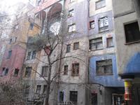 Im Hof des Hundertwasser-Hauses