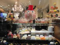 Auslagen im Café Gerstner