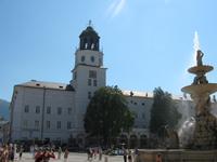 Salzburgmuseum mit Glockenturm