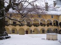 Gebaeude um die Stiftskirche Millstatt